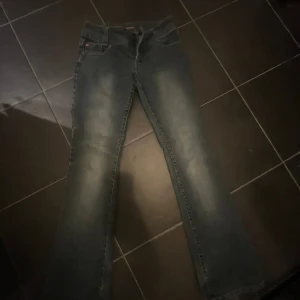 Lågmidjade jeans  - Säljer dessa lågmidjade jeans som jag köpt på secondhand men är tyvärr för korta❤️ pris kan diskuteras  Skulle säga att de passar stolek 36,38