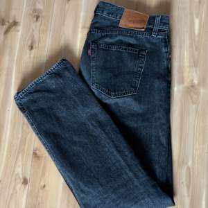 Säljer dessa svarta Levis jeans som är i väldigt gott skick. Köpta för 1300. Hör av er vid frågor och funderingar!