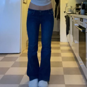 Jeans - jättesnygga jeans i mörkblå färg!