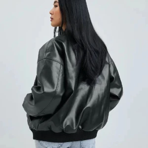 PU bomberjacka BikBok - Slutsåld PU bomberjacka från BikBok. Strl XS men oversized, passat mig som är strl M. Använd max 3 gånger. Nypris 899kr. 