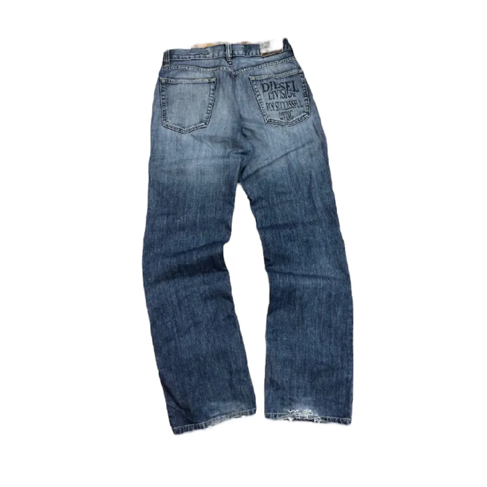 As feta distressed bootcut diesel jeans ytterben:110 midja:40 benöppning:23 Priset kan diskuteras vid snabb affär . Jeans & Byxor.