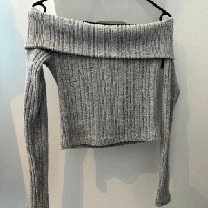  Off shoulder tröja  - Jätte fin långärmad off shoulder tröja. Andvänt få gånger. Säljer eftersom den har blivit föl liten för mig och inte är min smak💕