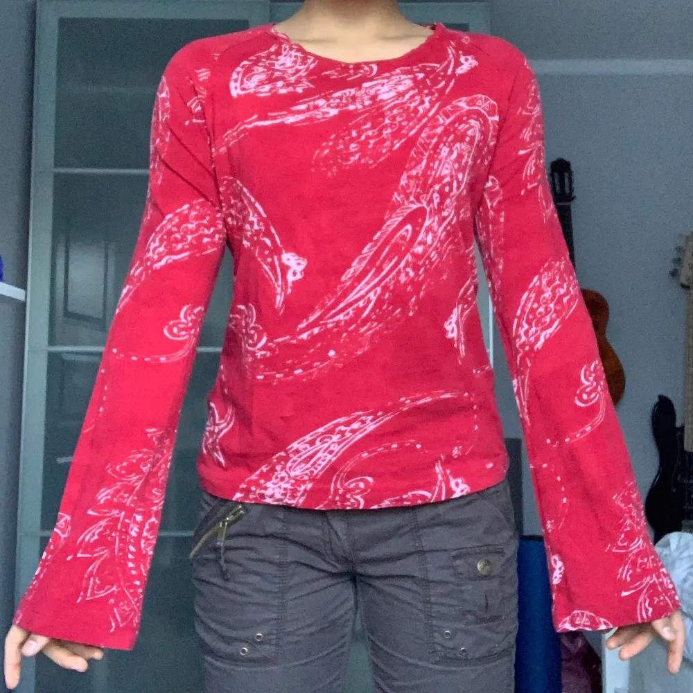 En vacker röd långärmad tröja från Espirit i paisely mönster. Har vida ärmar mot slutet. I storlek L och därav för stor för mig. Tyvärr är den väldigt slapp runt kragen (se bild). . Tröjor & Koftor.
