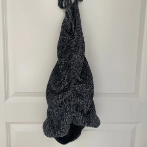 Festtröja halterneck - Oanvänd tröja inköpt på Zara i LA. Perfekt för fest, silver glittrig och halterneck 