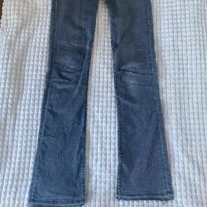 säljer mina high waist bootcut jeans från h&m