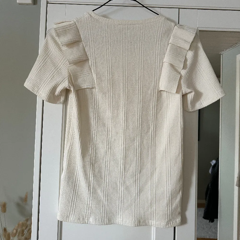 Jätte fin kräm vit tröja från Zara med volanger på ärmarna, endast använd nån gång så i super fint skick 💞. T-shirts.