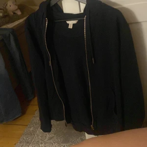 Marinblå kofta  - Säljer för att jag inte känner att jag passar i den mer💗