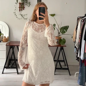 Vit studentklänning  - En sån fin studentklänning som jag köpte på Vinted, men jag har hittat en annan klänning jag hellre vill ha till studenten så jag säljer den här! Långärmad, spetsig och somrig! 