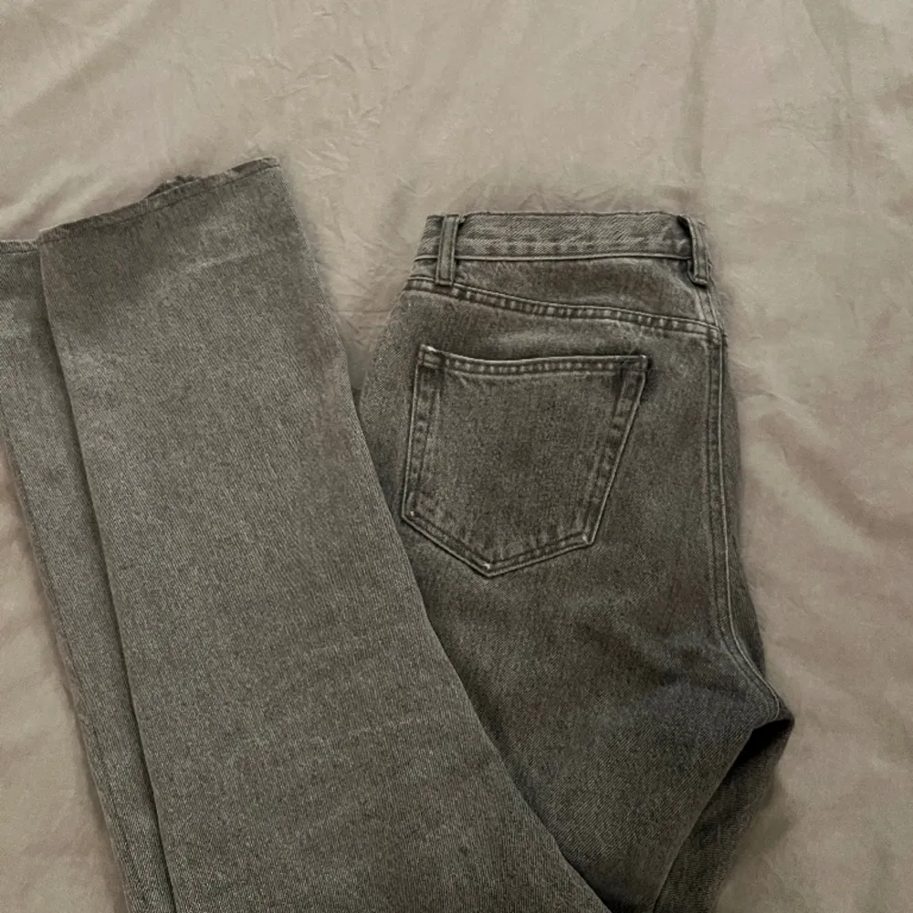 Hej! Jag säljer min killes HOPE jeans, skit snygga men är försmå. Inga defekter på Jeansen, säljer även dessa i blå läs mer i min profil. Skriv för fler bilder eller frågor😁. Jeans & Byxor.