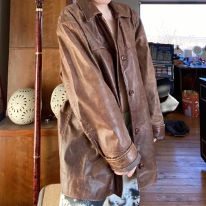 Jättecool vintage skinnjacka! - Vintage skinnjacka i brunt läder, köpt begagnat men är aldrig använd av mig. Strl 52 Fint använd och mjukt skinn💓 Köpt för ca 500 Köparen står för frakt