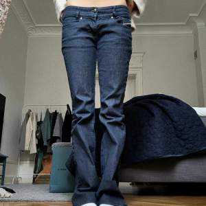 Säljer dessa jätte snygga diesel jeans i väldigt bra skick! Säljer för har många liknande🙁 storlek 36/38 och långa för mig som är 167