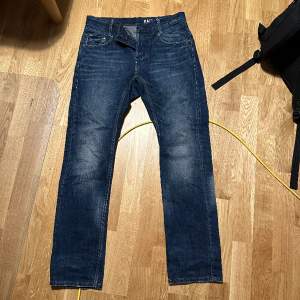 Säljer dessa sjukt snygga g-star jeans. Storlek 32/32 Dem är använda men i väldigt bra skick, perfekta byxor för dig som vill ha snygga men billiga byxor