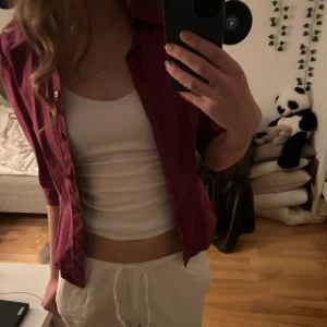 Trekvartsärmad skjorta - Säljer en trekvartsärmad skjorta i storlek 38 men den sitter som en S. Lila/vinröd färg. Från mexx, så köpt rätt så dyr men säljer billigt för att jag vill bli av med den (har för mycket kläder i min garderob) Skriv vid frågor💗