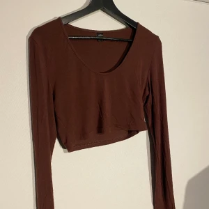 Croppad top - Använd ett bra antal gånger och är lite tunn i materialet. 