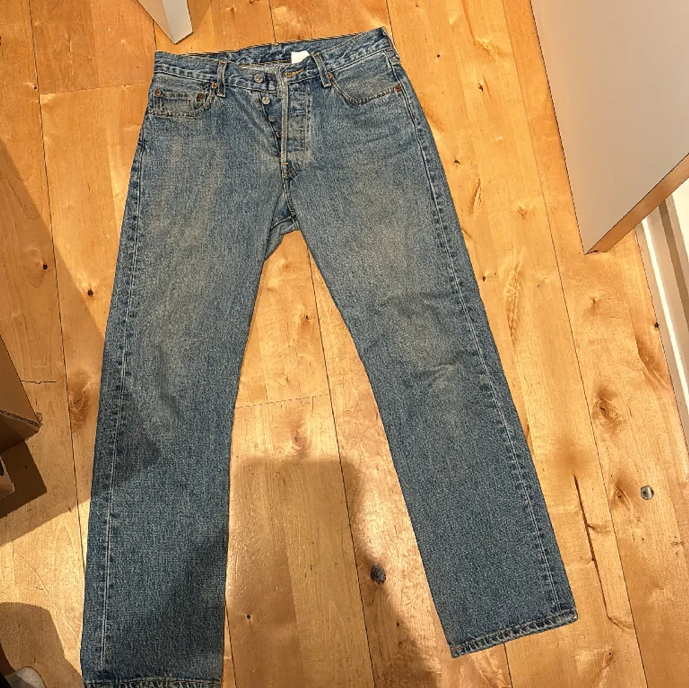 Vintage Levis 501. Använda men gott skick. Litet slitage (se bild). Jeans & Byxor.