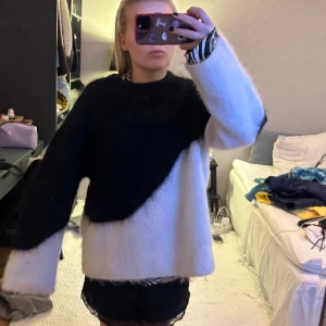 Other stories - Säljer denna populära tröjan i svart vit ifrån other stories!!