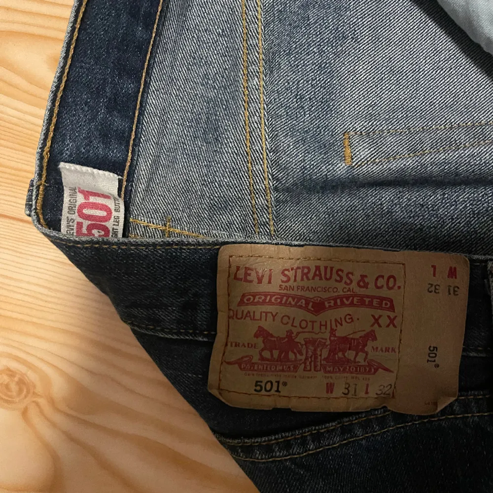 Knappt använda jeans från levis i modellen 501. Jeans & Byxor.