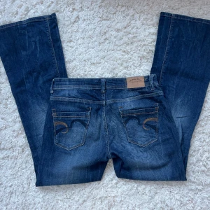 Lågmidjade Bootcut jeans  - Super fina Mörkblåa Lågmidjade Bootcut jeans i storlek S. Skickar mått i dm. Vill du köpa trycker du på köp nu, jag postar inom 24h