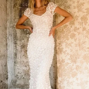 Ida Sjöstedt Gigi dress  - Säljer denna underbara klänning. Helt oanvänd,  tanken var att ha den på balen men har hittat en annan. Färgen på klänningen är ivory. Ordinarie pris 7999kr
