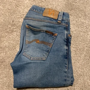 Nudie jeans ”lost orange” ”lean Dean” - Hej säljer mina feta Nudie jeans. Jeansen är i bra skick. hör av dig vid frågor! Nypris-1600
