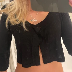 svart glittrig bolero - Bara använd en gång, jättefint skick, trekvartsärmad❤️ 