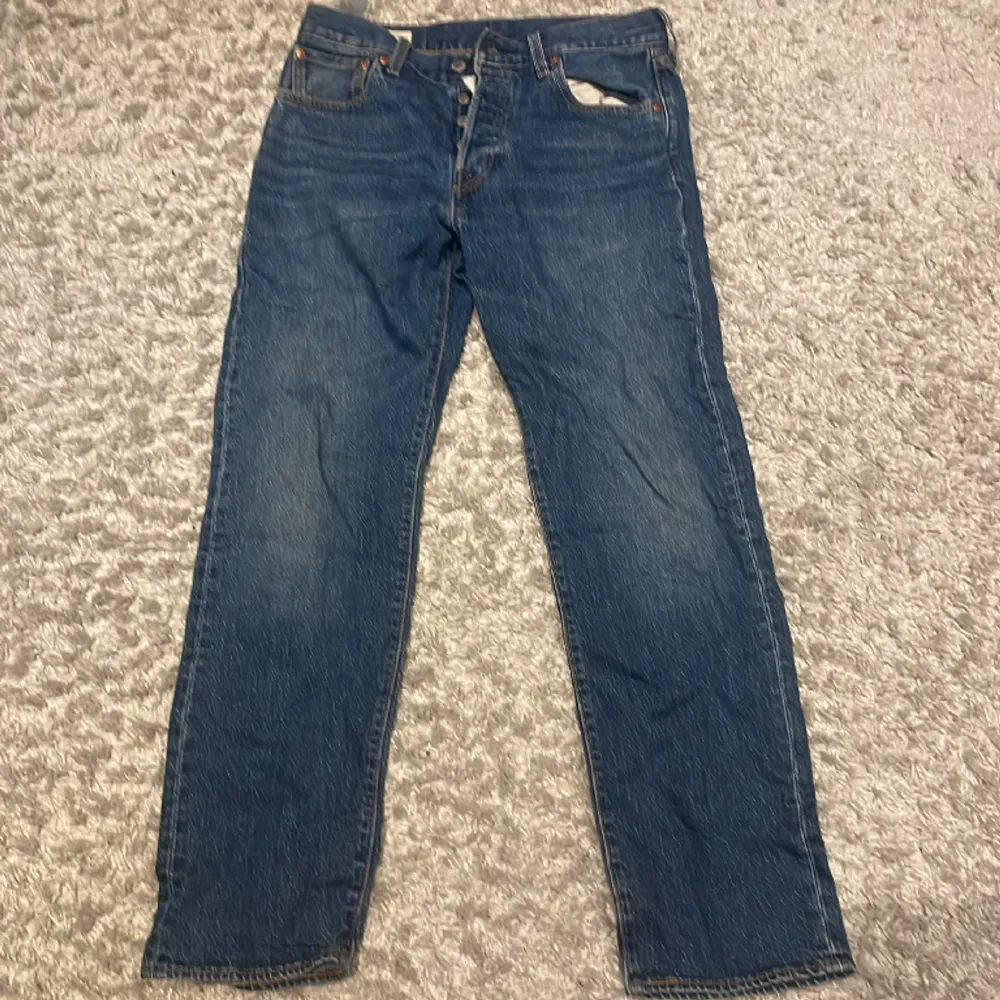 Tja, säljer just nu dessa riktigt schysta Levis 501 jeans då dom ej kommer till användning längre. De är i skicket 9,5/10 och i storleken W30 L30. De är köpta för 1299kr och säljs för endast 499kr. Jeans & Byxor.
