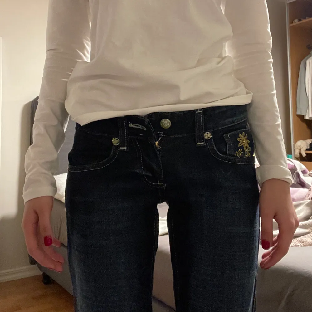 lågmidjade raka jeans med blommor och stenar på fickorna, felfri 36cm midja 83cm innerbenslängd ❤️säljer andra jeans, kolla gärna❤️ . Jeans & Byxor.