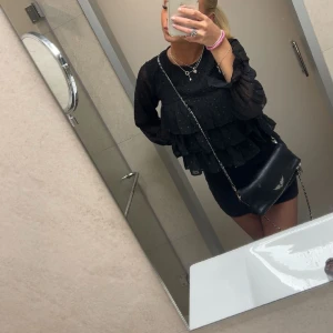 Blus!! - Superfin blus med glitter detaljer!! 💕💕