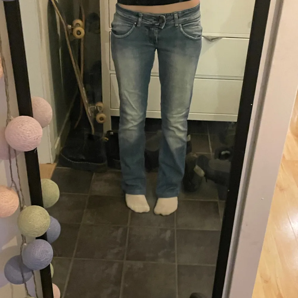 Lågmidjade jeans som jag har köpt second hand🎀, både lite y2k och stockholmstil, jätte snygga!, de sitter mer utsvängt än vad det ser ut som men är bara lite långa på mig💗, pris kan diskuteras!!🎀💗. Jeans & Byxor.