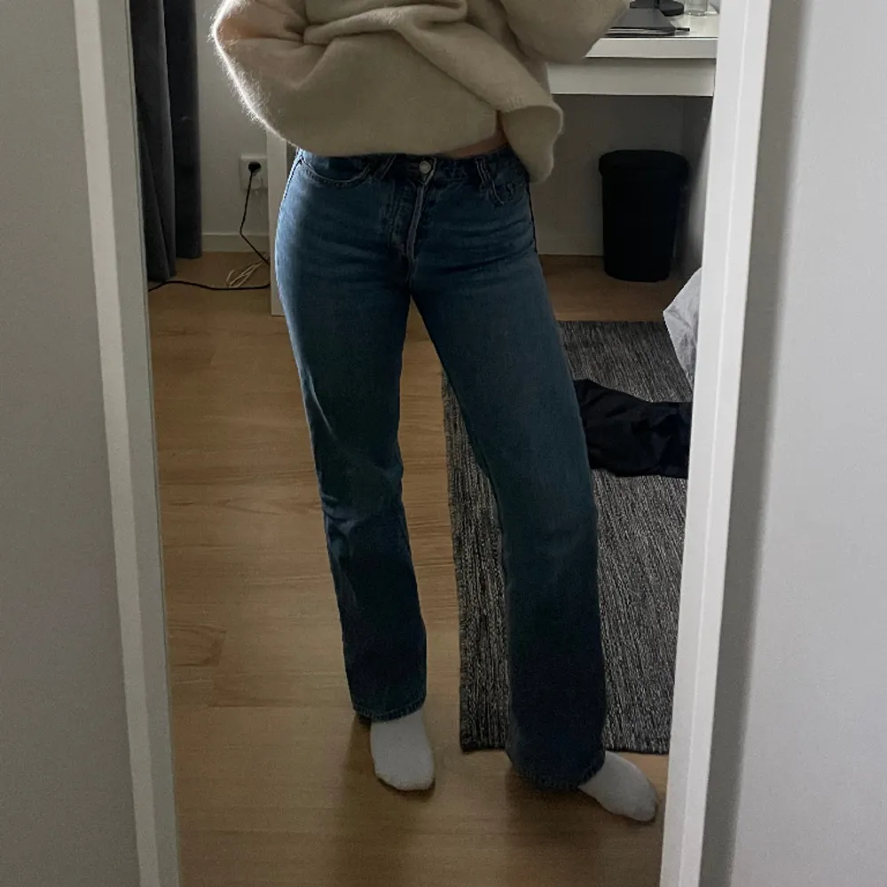 Straight jeans från hm i storlek 36. Passar perfekt i längd på mig som är 167 cm. Sparsamt använda!!🫶🏼 . Jeans & Byxor.