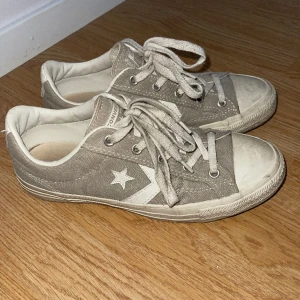 Skor - beige converse skor, använda men fortfarande i bra skick, inga hål osv. Minns inte nypris men tror det va runt 700-800kr. 