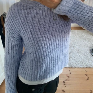 Stickad tröja  - Stickad tröja ifrån nakd, bra skick!