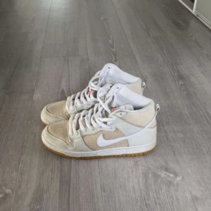 Nike SB Dunk high pro iso orange label natural - Nike sb dunks i fint skick, änvända några få gånger, nypris ca 3500 Bara att hojta till för fler bilder😀
