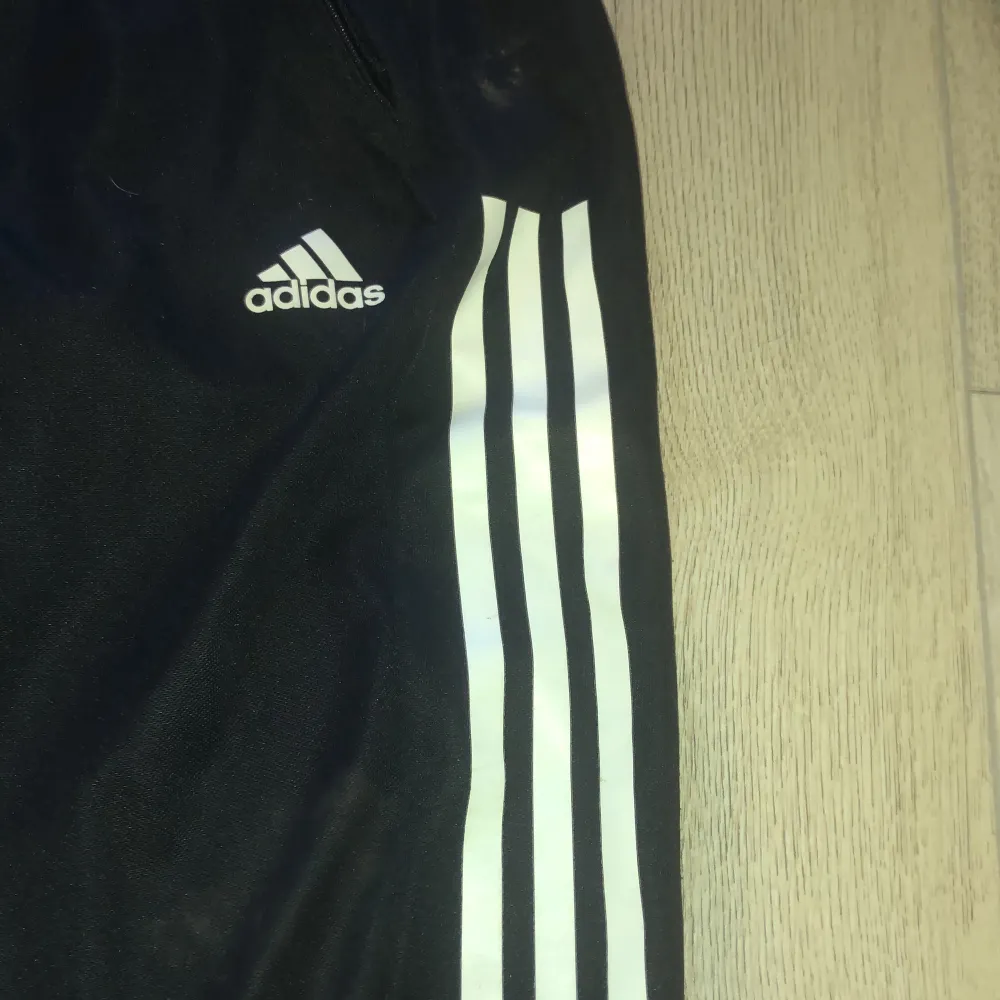 Adidas byxor, använt några gånger. I fint skick.. Jeans & Byxor.