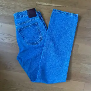 säljer dessa blåa jeans från bikbok❣️ de är midwaist och raka i modellen, nypris 699 kr