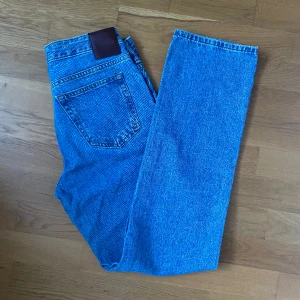 blå jeans från bikbok - säljer dessa blåa jeans från bikbok❣️ de är midwaist och raka i modellen, nypris 699 kr