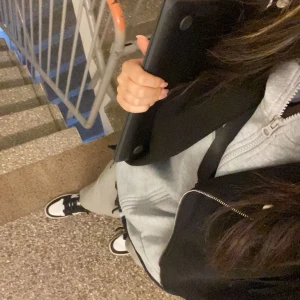 Nike tech  - Säljer denna då den inte kommer till nån användning längre köpte den på barn avdelningen då ordinarie pris för byxan o koftan var 900kr/st tsm = 1800 