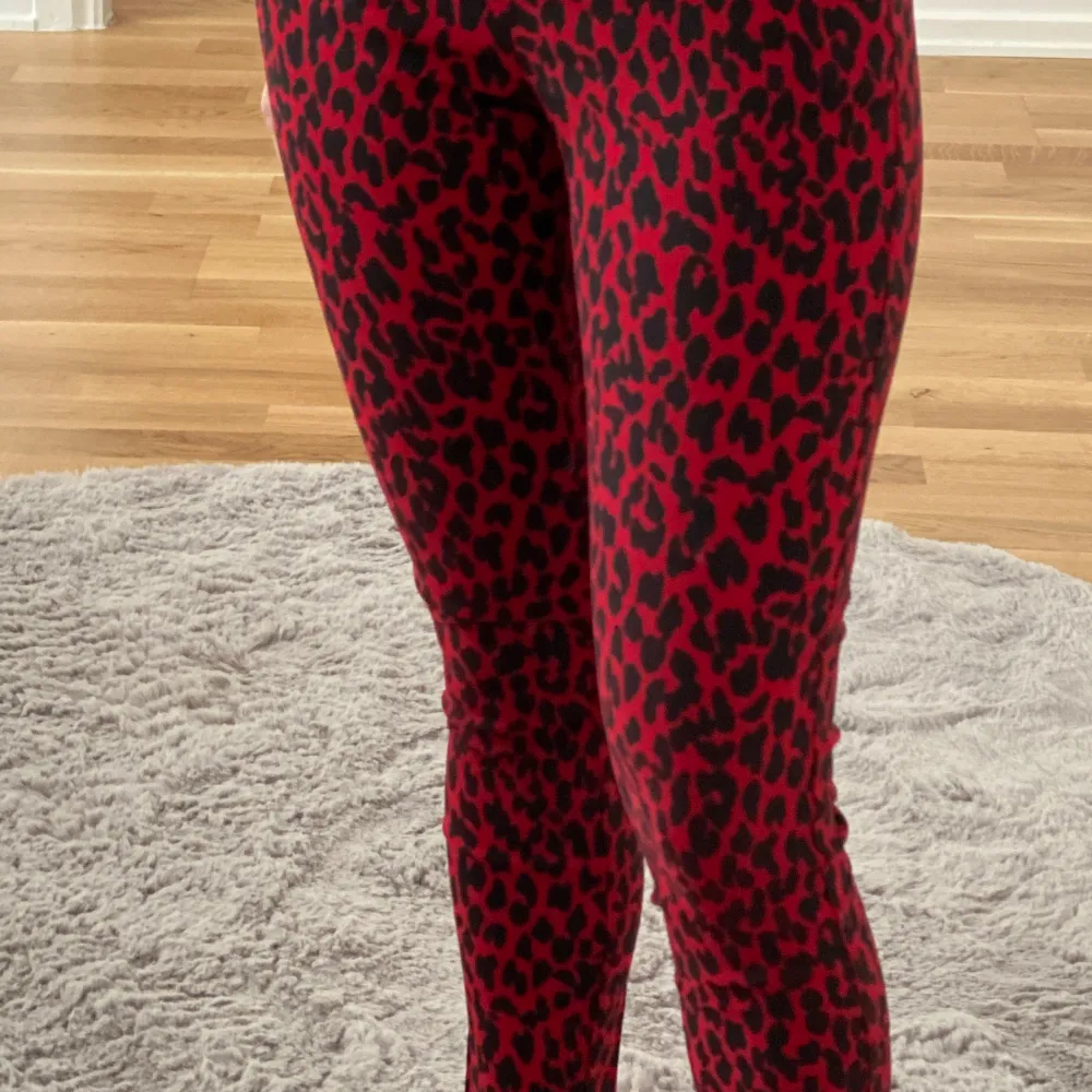 Leopard Zara byxor , storlek 34, bra skick, passar för petite tjej . Jeans & Byxor.