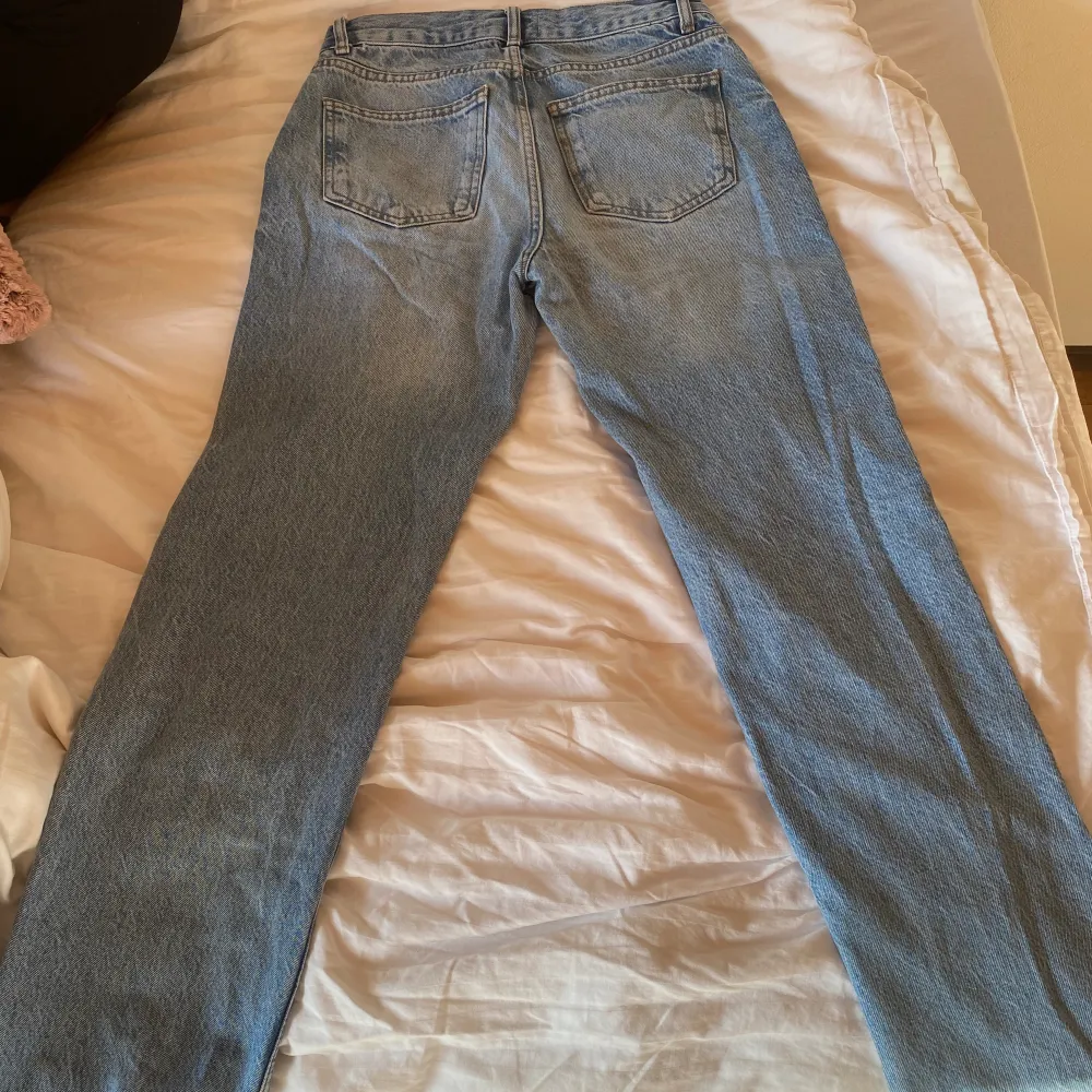 Jättefina lågmidjade jeans från Gina Tricot! Säljer pågrund av att de är tyvärr blivit för små för mig. Använda ett antal gånger men jensen har ingen defekt och inga hål. Alltså i väldigt bra skick.. Jeans & Byxor.