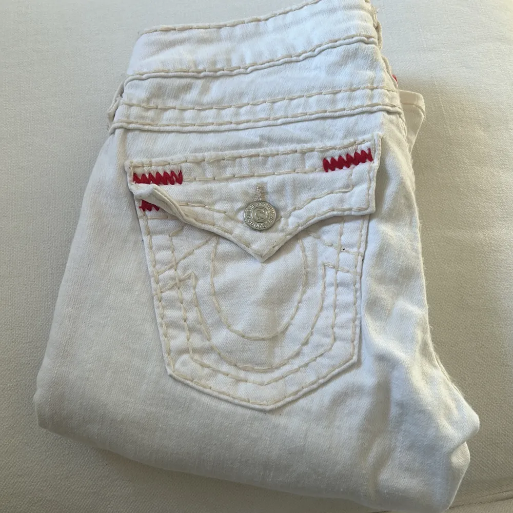 Lågmidjade vita bootcut True Religion jeans, Aldrig använda så jätte fint skick. Storlek 27, passar mig i längden som är 170. . Jeans & Byxor.