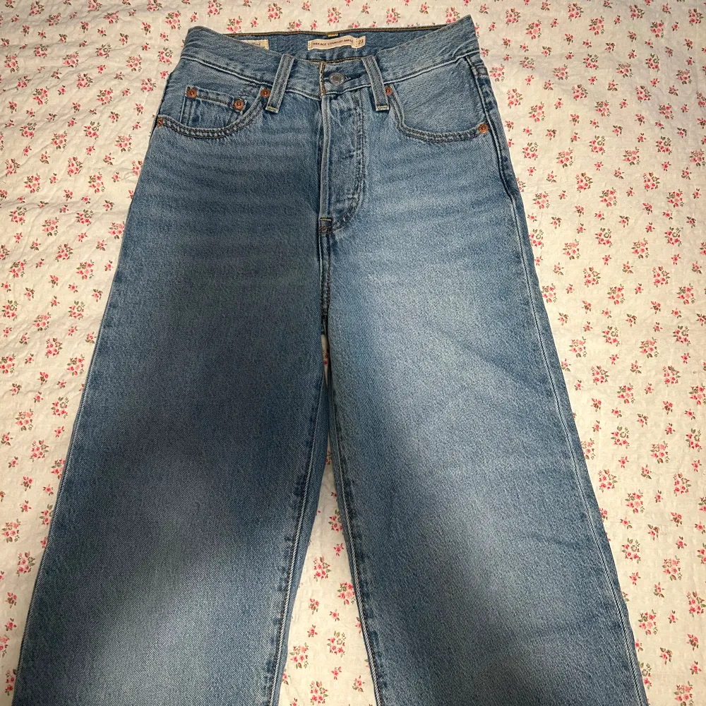 Levis jeans, ribcage straight ankle i storlek w23 - VÄLDIGT FINA men tyvärr för små så kan inte ens ta bild i den :’) har annars själv flera byxor i den modellen och älskar den. Inte använd en gång ens då jag köpte utan att testa och glömde returnera. Jeans & Byxor.