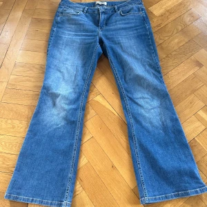 Lågmidjade bootcut jeans - Inga defekter. Storlek 38/40