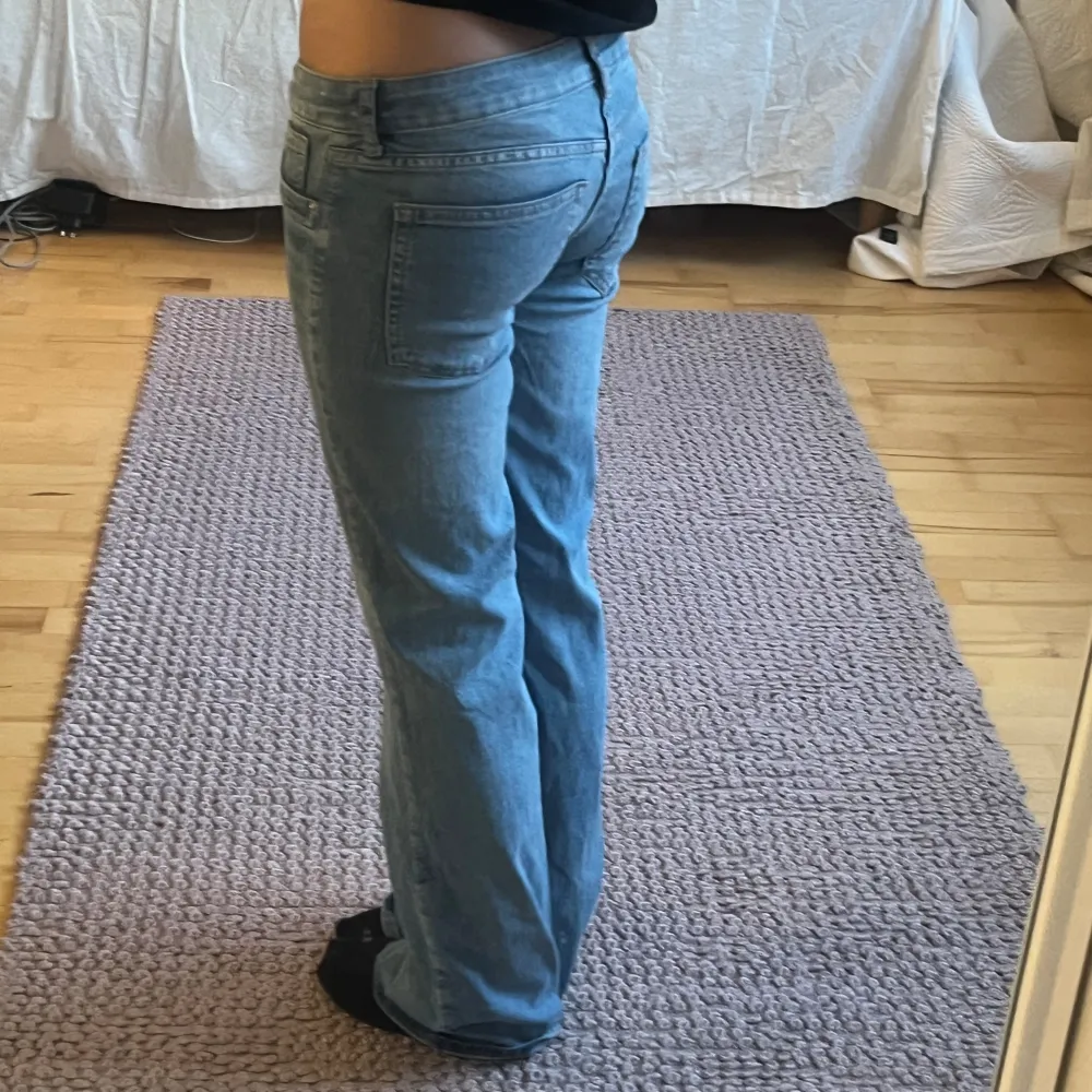 Lådmidjade jeans från hm som inte kommer till anvädning. Små i storleken och passar mig som är en 34. Jeans & Byxor.