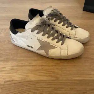 Säljer dessa feta golden Goose Superstar som jag fick i present men inte kommer till användning längre. Bra skick. Säljer snabbt för bra pris. Bara skorna följer med. Bara att skriva vid frågor. 