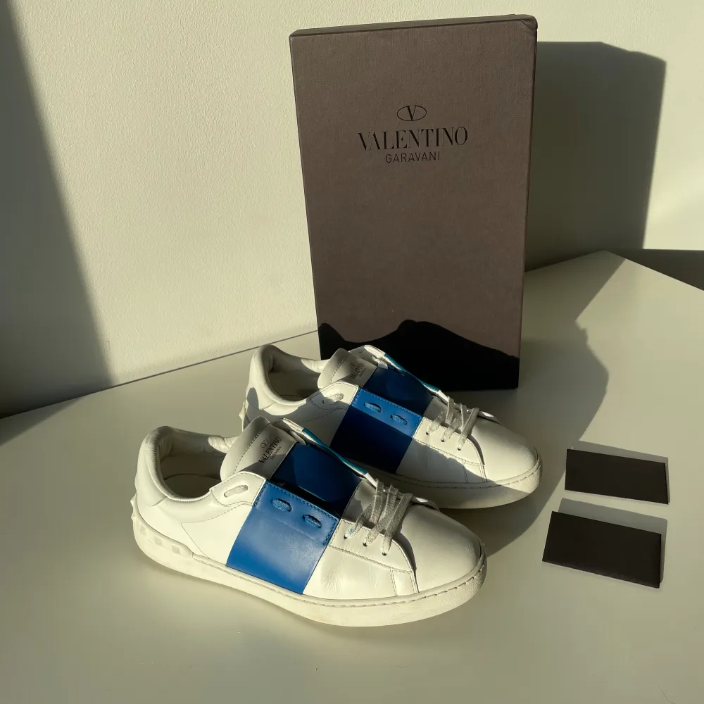 Säljer nu ett par väldigt snygga Valentino skor i modellen Open! Den är i ett väldigt bra skick! Storlek 42! Box och kuvert medkommer vid köp!  Hör gärna av dig om du har frågor!. Skor.