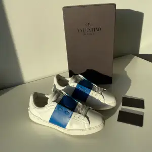 Säljer nu ett par väldigt snygga Valentino skor i modellen Open! Den är i ett väldigt bra skick! Storlek 42! Box och kuvert medkommer vid köp!  Hör gärna av dig om du har frågor!