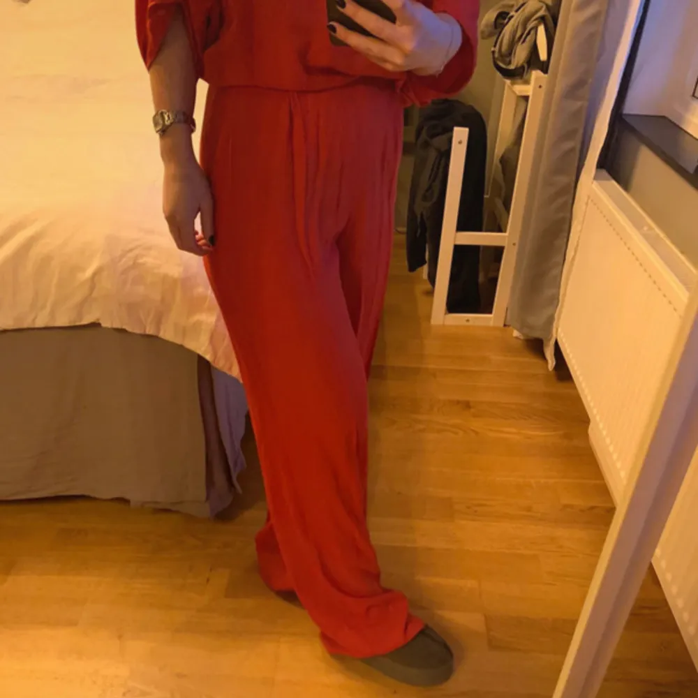 Knallröd jumpsuit med fickor För lång för mig (jag är 164 cm) Superfint skick. Jeans & Byxor.