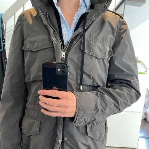 Aspesi M65 Nylon Field Jacket - Den orginala field jackan. Tillverkad i italien med japanska matrial. Storlek S - 46, jackan är i nyskick, använd ett fåtal gånger.  Nypris: 10 995 kr                  