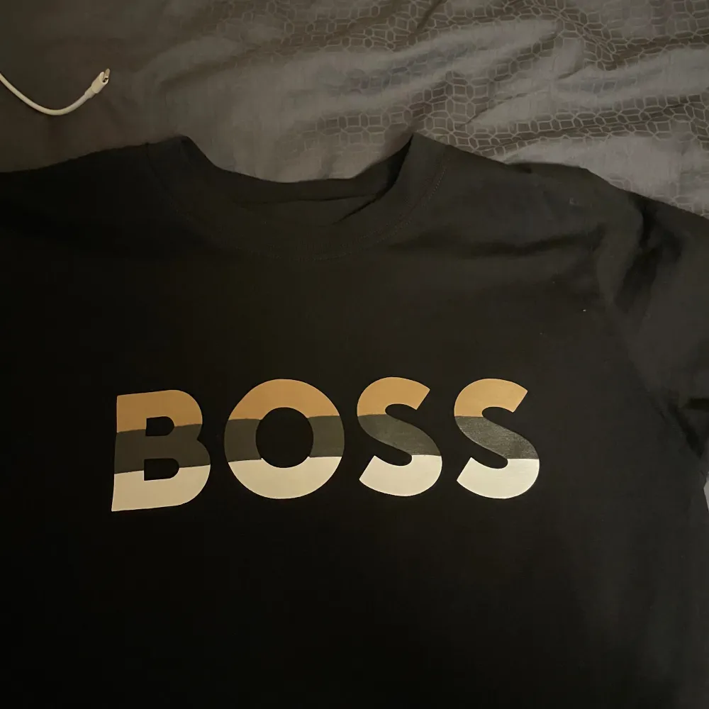 En svart Hugo boss t-shirt med storlek S. Använd få gånger och är fortfarande i nyskick. . T-shirts.