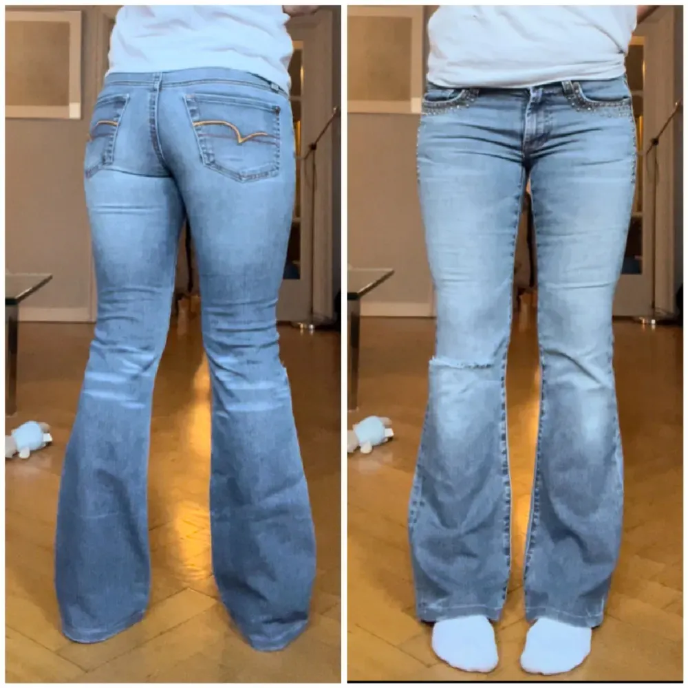 Grå/blåa jeans med nitar samt en reva vid ena knät. Mått i cm: 35, Innerben: 75, jag är 165.. Jeans & Byxor.